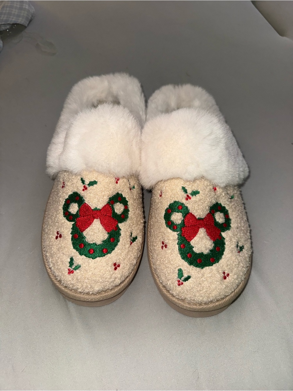 Christmas Mickey Minnie Wreath Fuzzy Slippers Cream Faux Fur Size 10/10.5